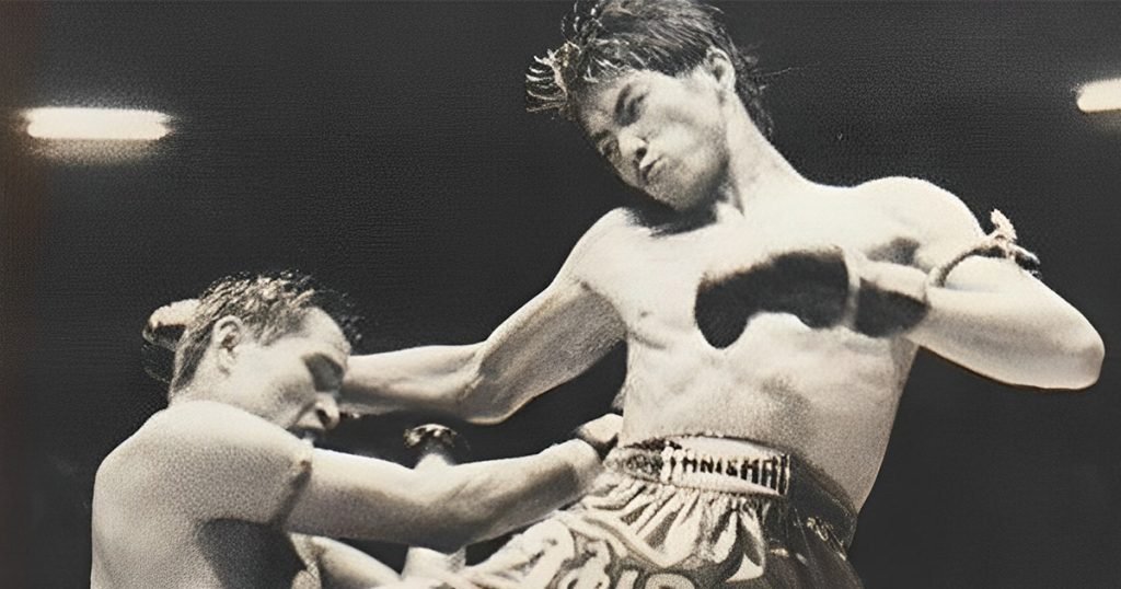 Samarat Payakaroon fighting in the ring.