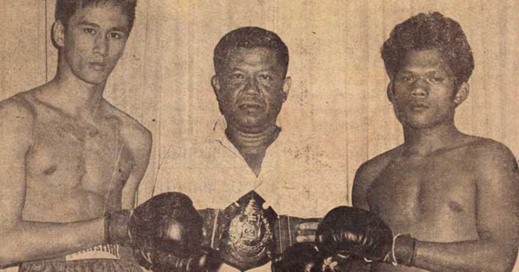 Dieselnoi receiving the 135 lb belt after defeating Kaopong Sittichuchai in 1981