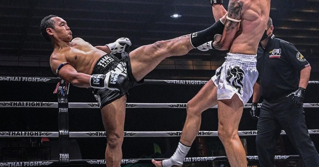 Saenchai fighting an opponent physically bigger than him