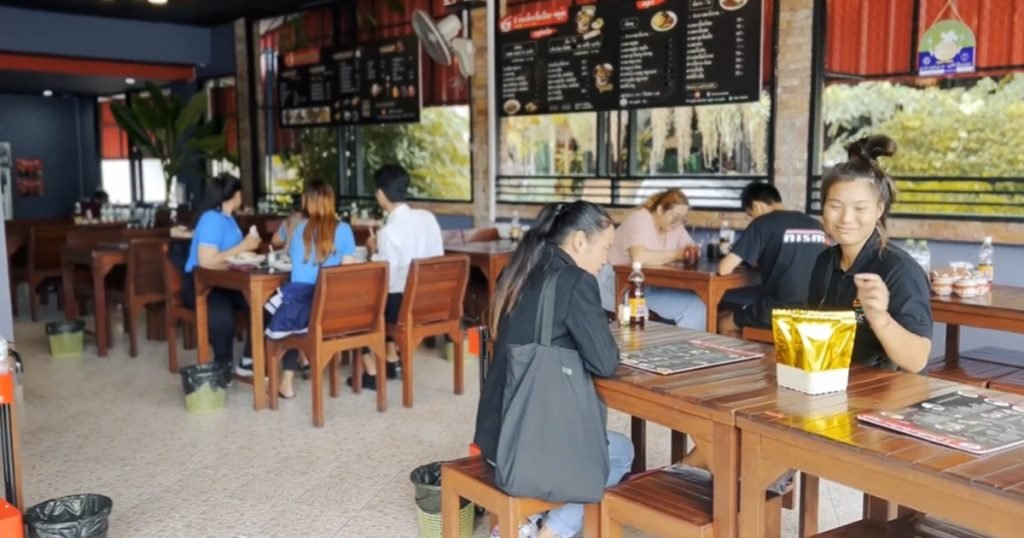 The dining area inside Li Guay Tiew Nua Pueay-Moo Toon